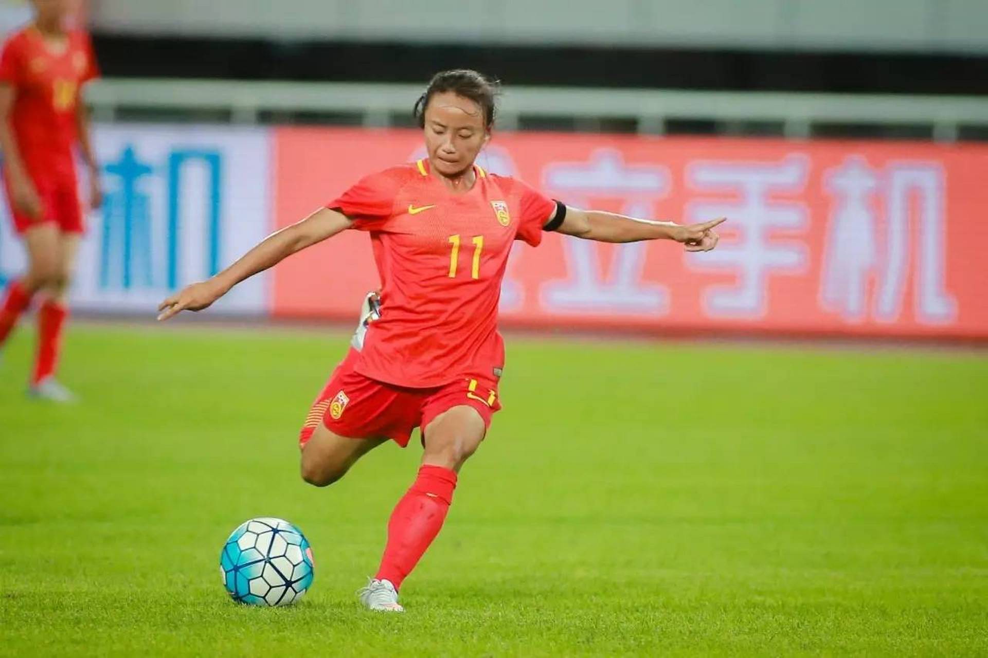 包含角逐场上，女足球员竞技风采尽显的词条